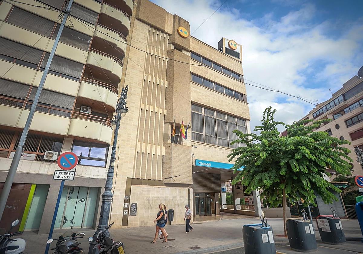 orihuela-acuerda-la-compra-de-la-antigua-sede-de-la-cam-por-dos